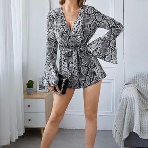 Floerns Women's Summer V Neck Wrap Flounce Long/Sleeve Romper. XS WOMENS